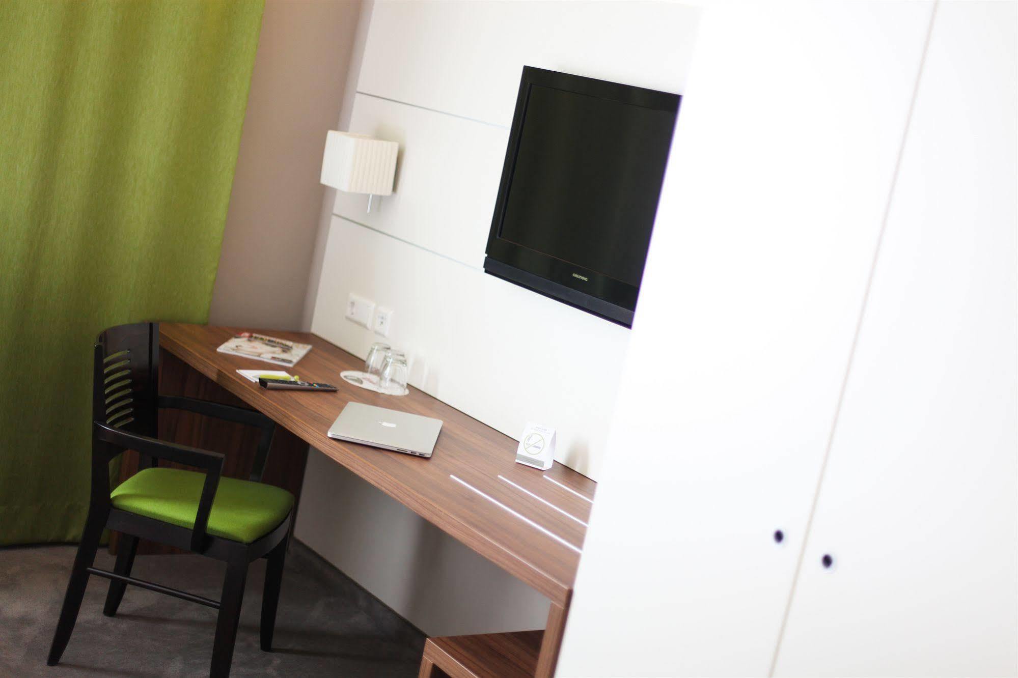Riku Hotel Neu-Ulm Buitenkant foto